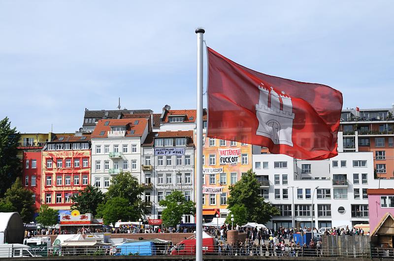 2046_7807 Hinter der Hamburgflagge die bunten Häuser der St. Pauli Hafenstrasse. | St. Pauli Hafenstrasse - Bilder aus Hamburg Sankt Pauli.